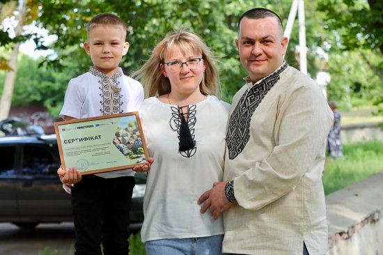 У Чернігові начальник ОВА В’ячеслав Чаус і заступник міністра в справах ветеранів Фархад Фархадов передали сертифікати на житло родинам ветеранів