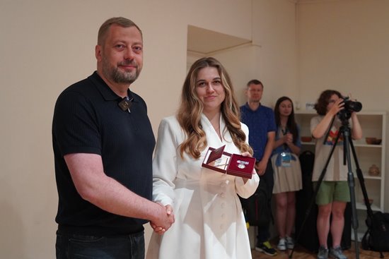 Напередодні Дня Конституції України начальник Чернігівської обласної військової адміністрації В’ячеслав Чаус передав державні нагороди жителям області