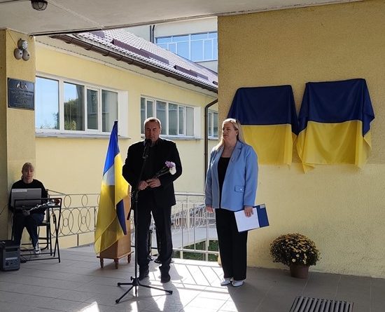 У Городнянському ліцеї №1 відбулося відкриття меморіальних дошок на честь загиблих Захисників України — Володимира Муги та Дмитра Решетника, які навчалися у стінах цього закладу.